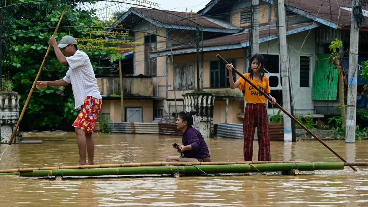 Floods in Vietnam kill 90 people