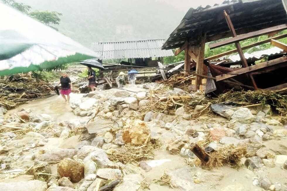 Трагедия в Ханое: Три ребенка погибли в результате оползня после сильных ливней