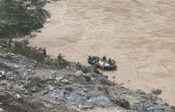 Трагическая автобусная катастрофа на севере Вьетнама после сильных дождей