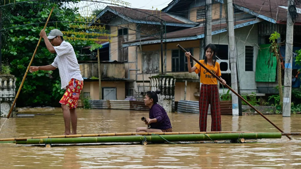 Floods in Vietnam kill 90 people
